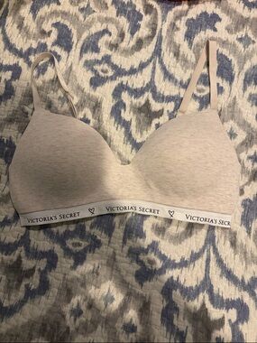 Victoria’s Secret Women’s 36C Neutral T-Shirt Lined Padded Wireless Bra